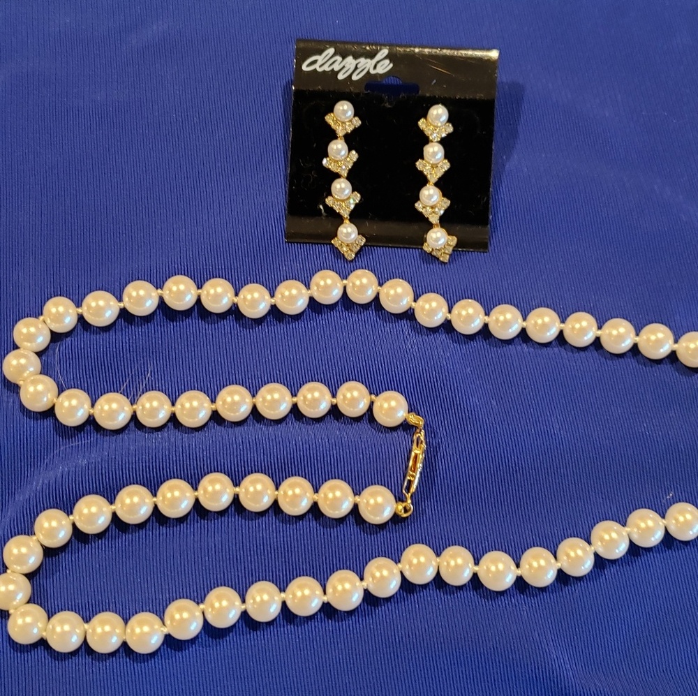 Dazzle pearl necklace and earring set